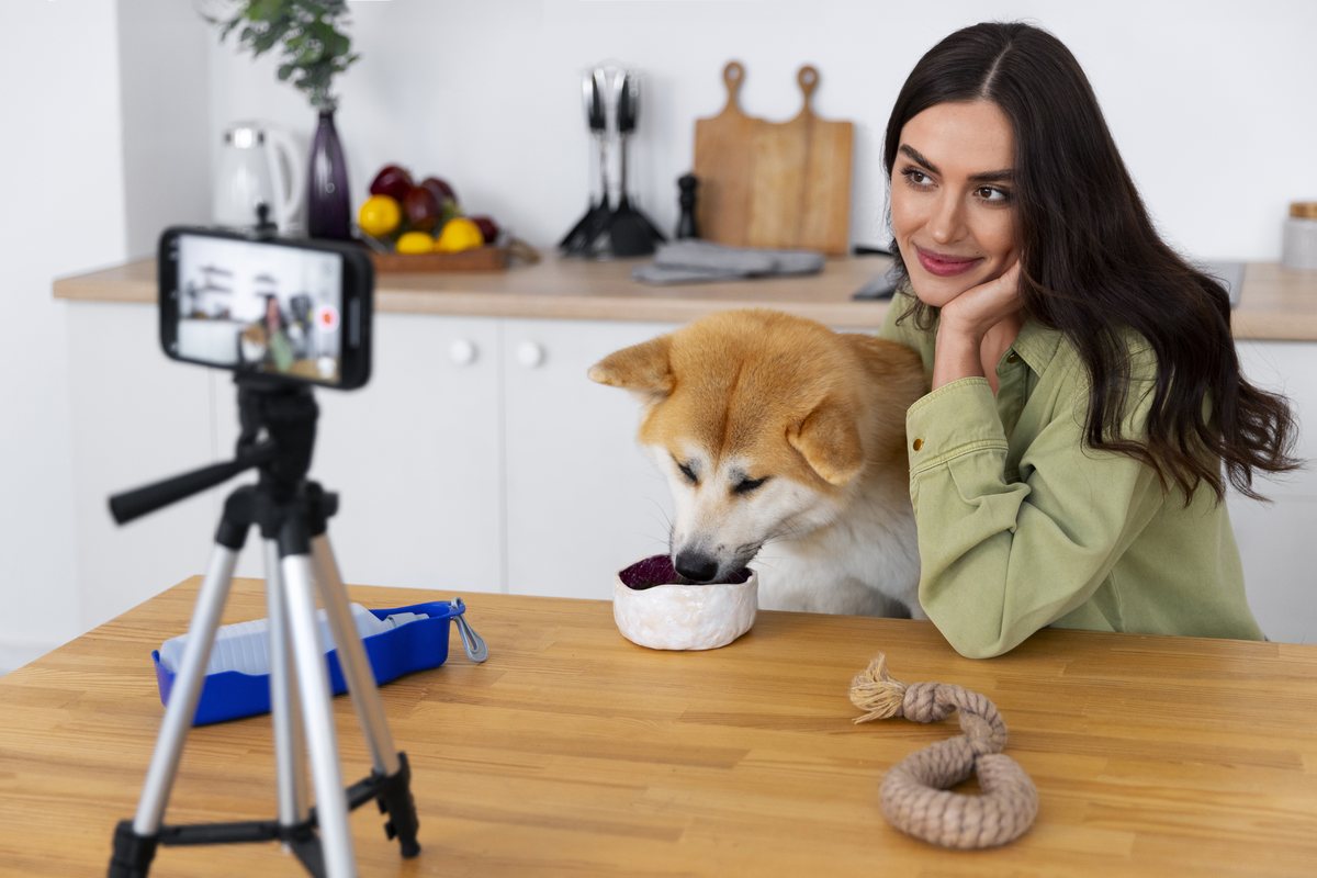 Content-Creatorin filmt ihren Hund mit dem Smartphone
