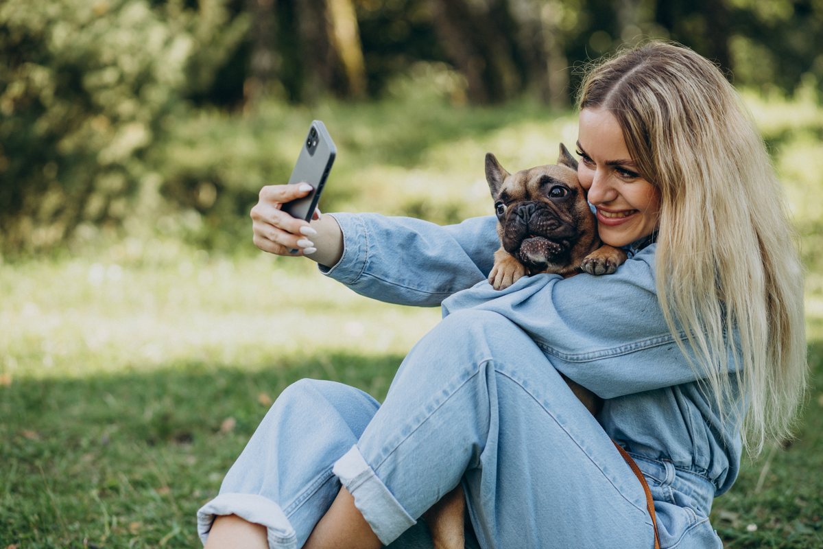 Hundehalterin macht ein Selfie-Video mit ihrer Bulldogge